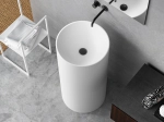 Lavabo totem design de forme cylindrique. Il est conçu en une seule pièce avec des bords droits et des lignes épurées, finition blanche et lisse, Matière Résine Solid Surface, Taille 45 x 45 x 90 cm - LIVRAISON OFFERTE